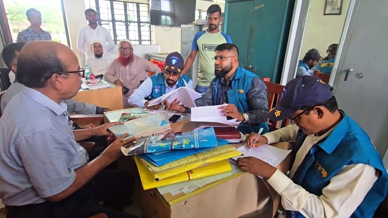 মাদারীপুরে ঘুষ নিয়ে বিদ্যালয়ে চাকরি দেয়ার অভিযোগে  দুদকের অভিযান