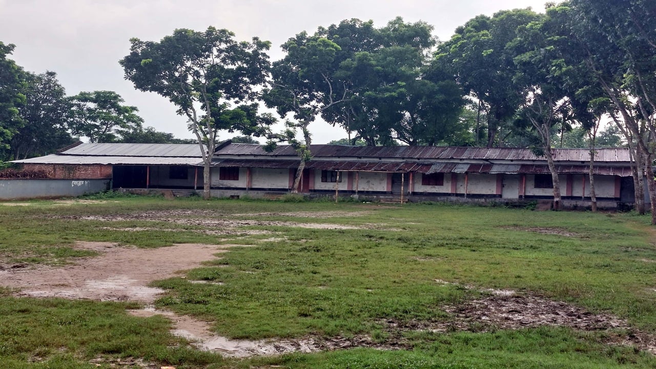 চারঘাটের একটি স্কুলে পাস করেনি একজন শিক্ষার্থীও