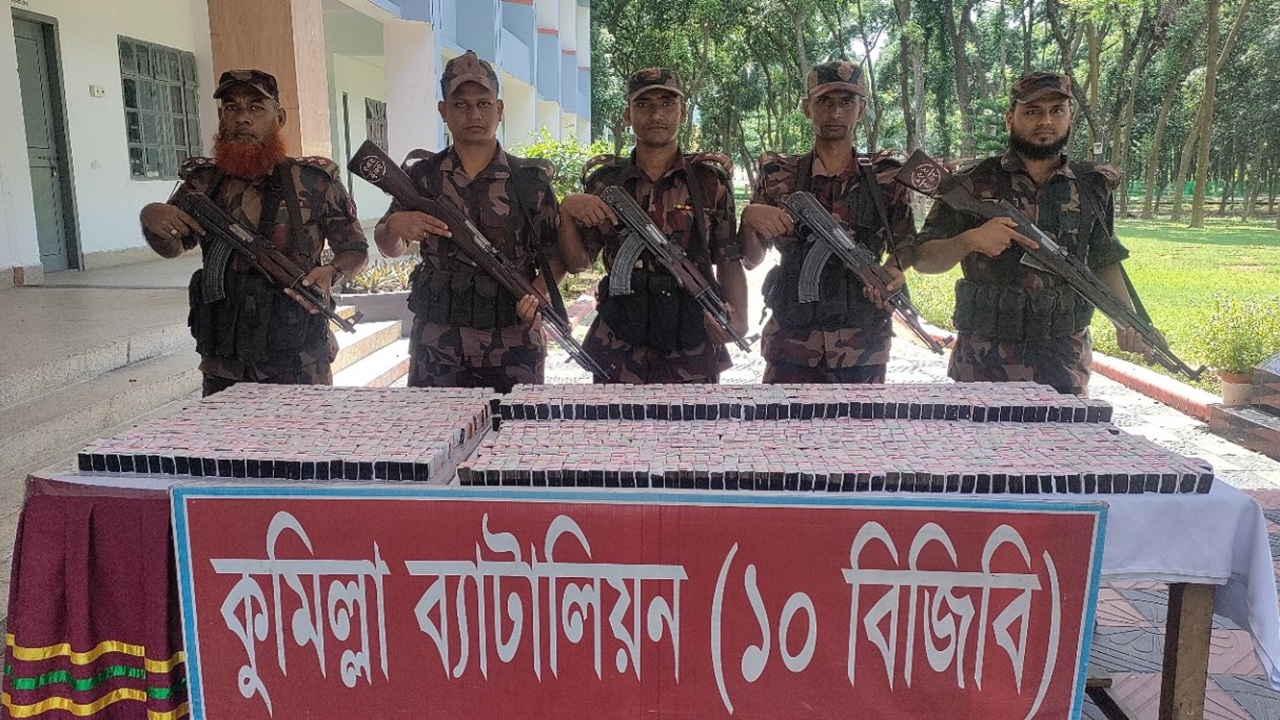 কুমিল্লায় কোটি টাকার ভারতীয় অবৈধ মোবাইল ফোনের ডিসপ্লে আটক