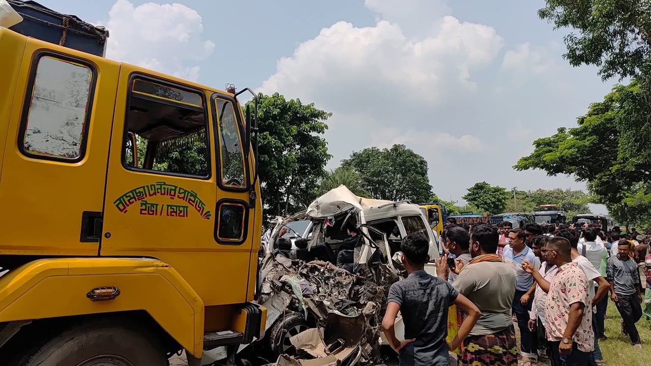 বনপাড়া-হাটিকুমরুল মহাসড়কে নিহত ৮ জনের লাশ হস্তান্তর