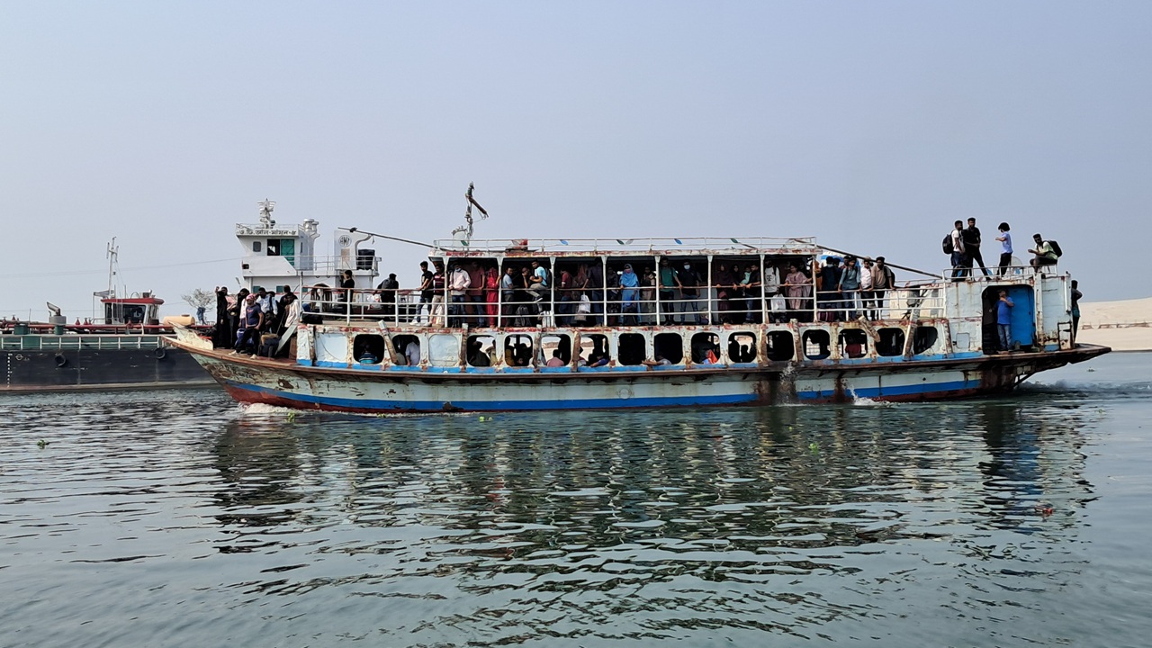 সাড়ে ১৪ ঘণ্টা পর দৌলতদিয়া-পাটুরিয়া নৌরুটে লঞ্চ চলাচল শুরু