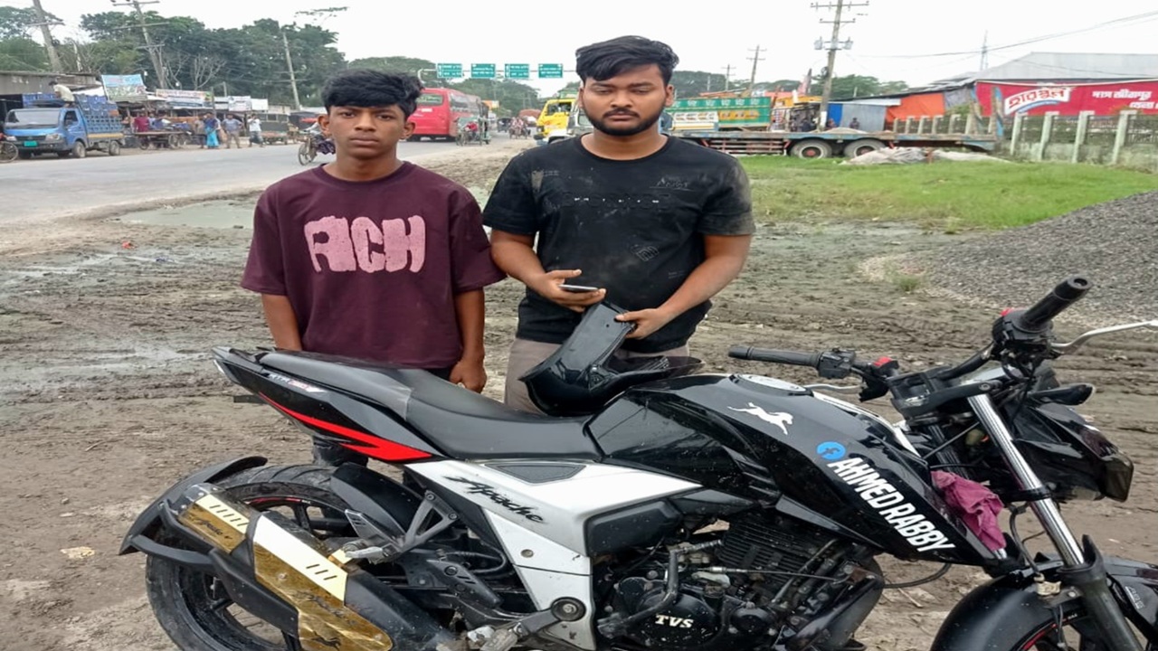 মাদারীপুরে চাইনিজ কুড়ালসহ দুই বখাটে আটক
