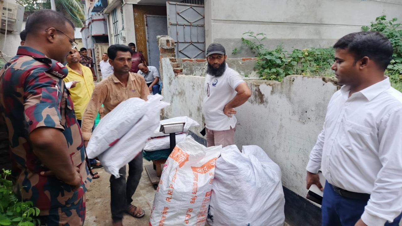 কুষ্টিয়ায় টাস্কফোর্সের অভিযান, ১৩৮৪৪ কেজি কারেন্ট জাল 
ধ্বংস