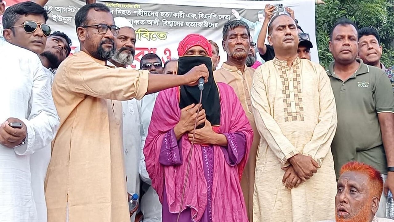 বাবা হত্যার বিচার চেয়ে মঞ্চে কাঁদলেন জমিলা
