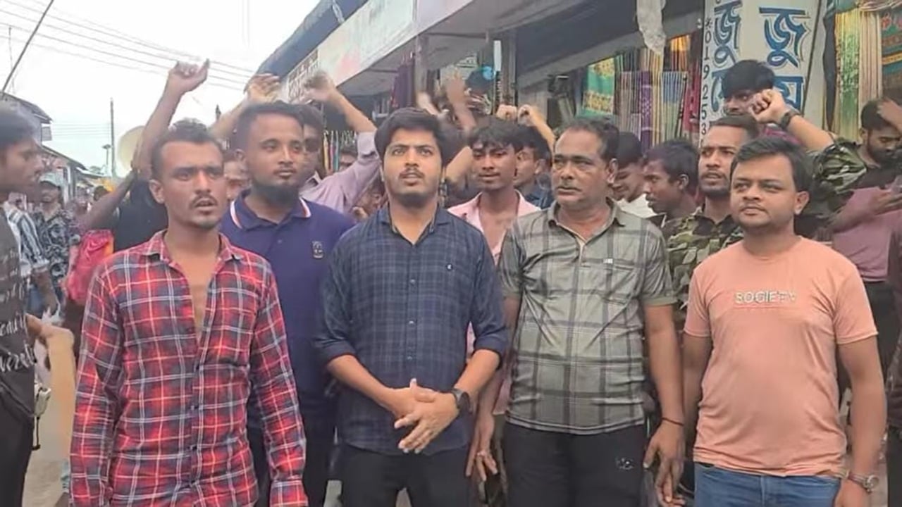 গোপালগঞ্জে হামলার প্রতিবাদে মোংলায় এনসিপির সড়ক অবরোধ