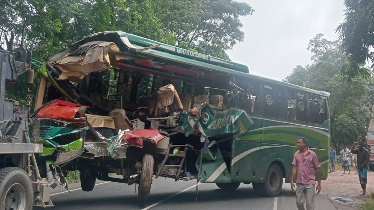 গোপালগঞ্জে বাস-ট্রাকের সংঘর্ষে পুলিশ কর্মকর্তাসহ নিহত ২