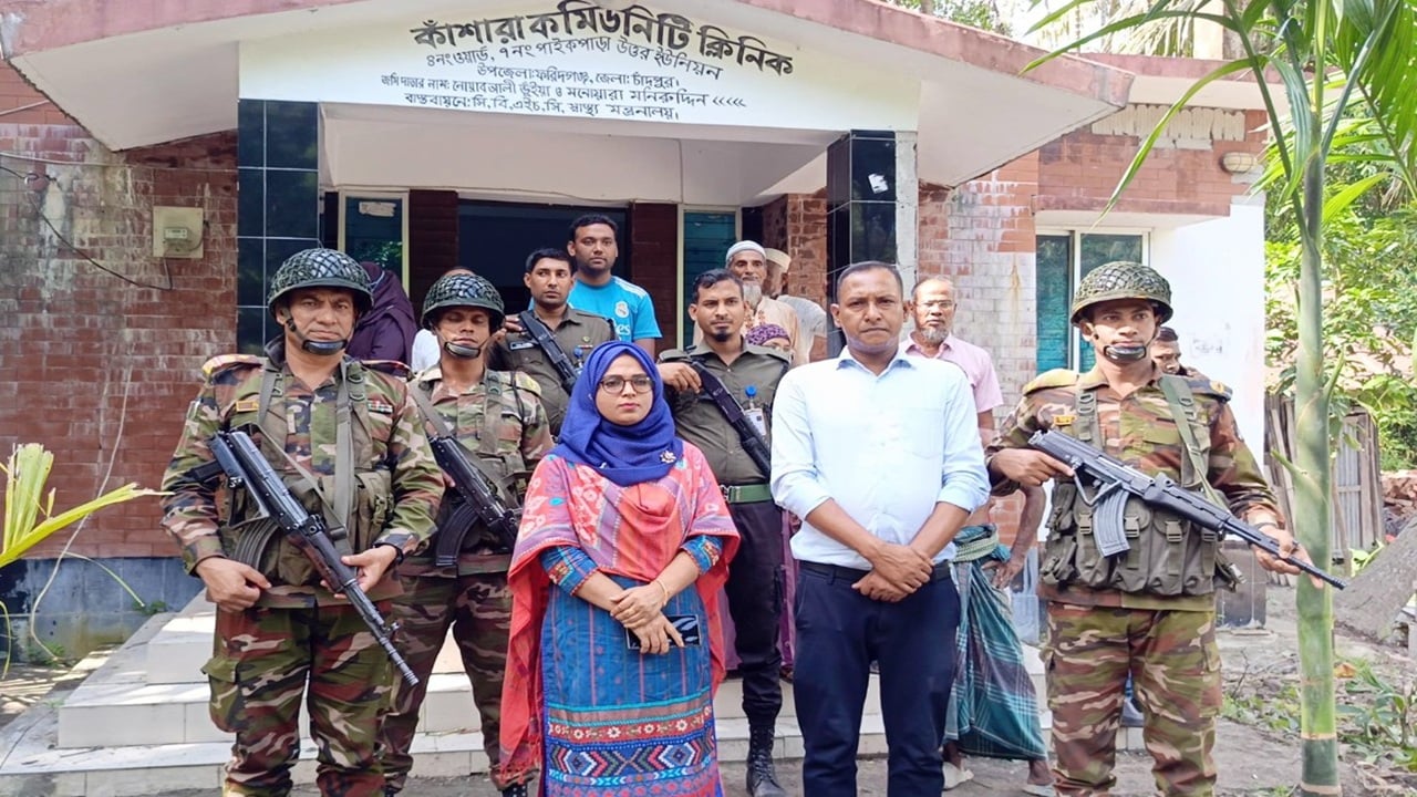 ফরিদগঞ্জে যৌথ বাহিনীর প্রচেষ্টায় দখলমুক্ত স্বাস্থ্যসেবাকেন্দ্র