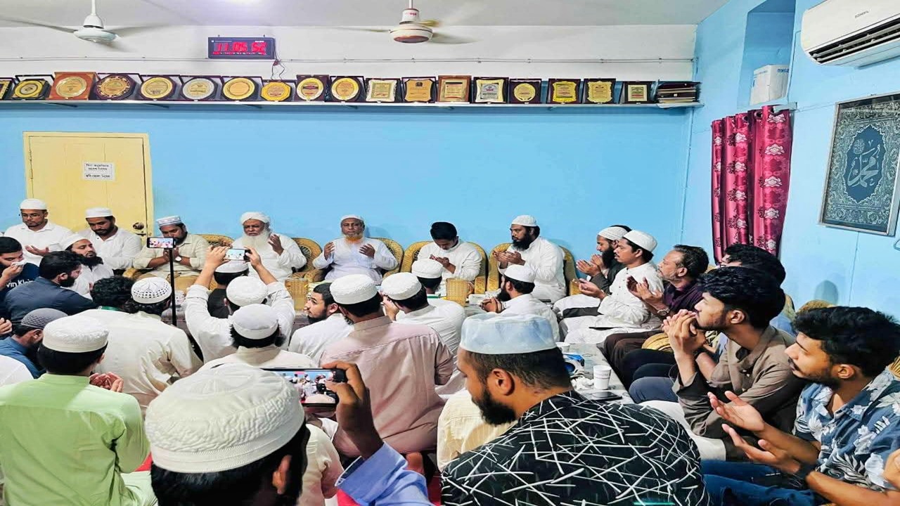 হাটহাজারী মাদ্রাসায় এনসিপির প্রতিনিধিদল, হেফাজতের দুই আমিরের কবর জিয়ারত