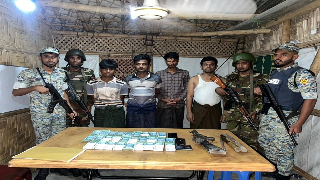 রোহিঙ্গা ক্যাম্পে অভিযান, অস্ত্র-নগদ টাকাসহ গ্রেপ্তার ৪