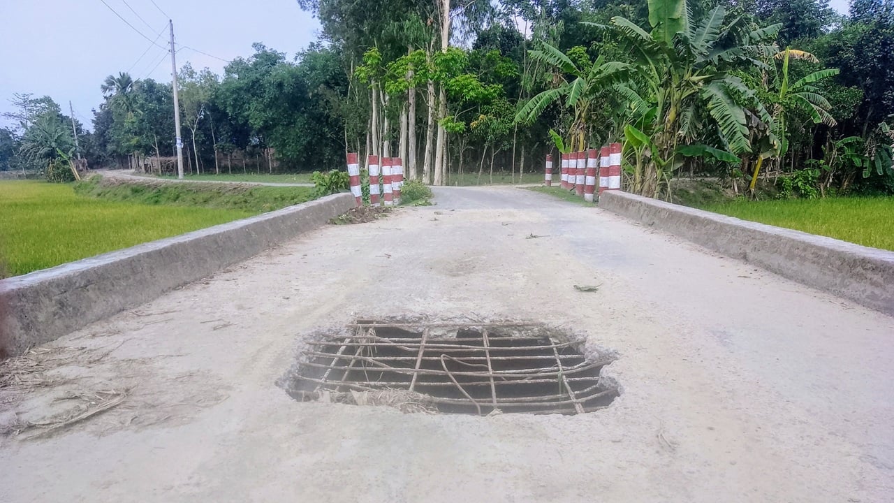 তারাগঞ্জে এক বছরেও সংস্কার হয়নি ভেঙে যাওয়া ব্রিজ