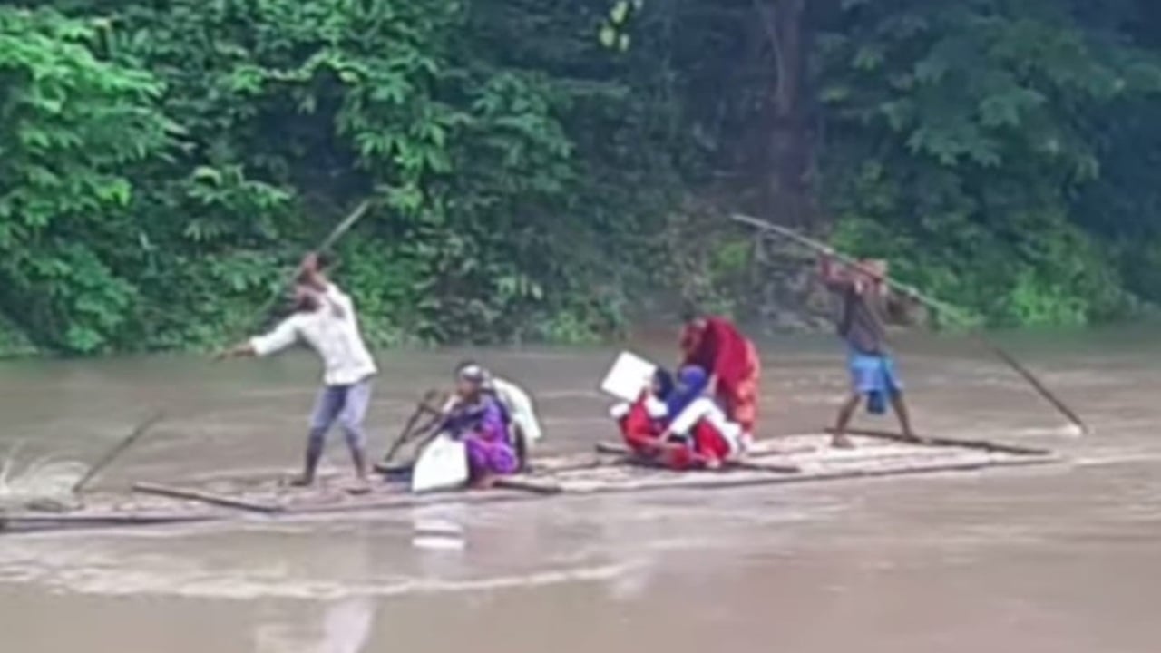 বাঁশের ভেলায় ঝুঁকিপূর্ণ পারাপার, ব্রিজের দাবি এলাকাবাসীর