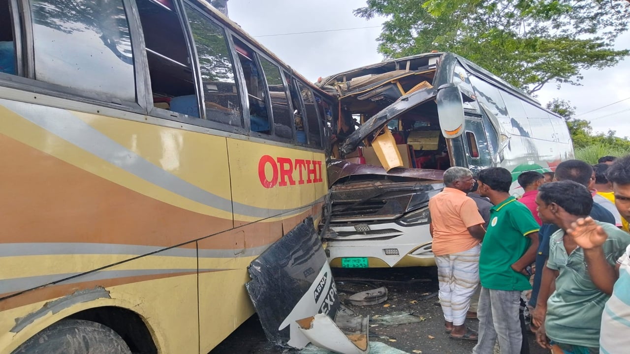 দুই বাসের সংঘর্ষে আহত ১০, আশঙ্কাজনক ৪