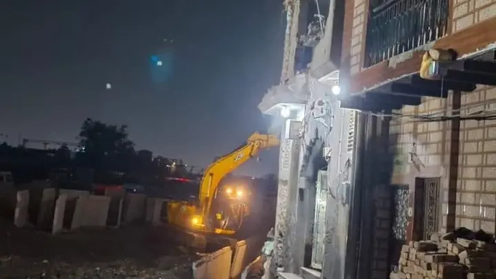 দিল্লিতে গভীর রাতে বুলডোজার দিয়ে গুঁড়িয়ে দেওয়া হলো বাড়ি-মসজিদ