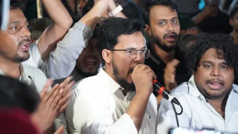 সহকারী শিক্ষক নিয়োগে দলীয়করণের প্রতিবাদে যুবশক্তির বিক্ষোভ 