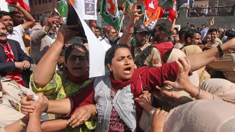 তালিকা থেকে ১৩ কোটি নাম বাদ দেওয়ার ব্যাখ্যা কী, কেন রাস্তায় ভারতের ভোটাররা