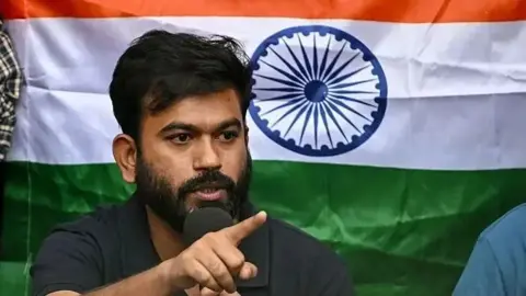 ককরোচদের তেরঙ্গা ওড়াও কর্মসূচি কেন