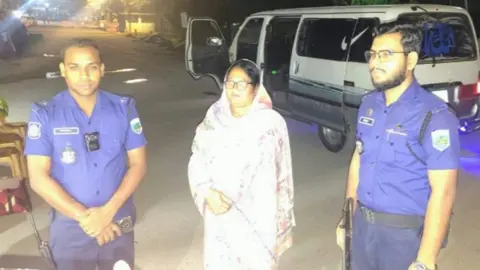 ভারতে যাওয়ার পথে যুব মহিলা লীগ নেত্রী আটক