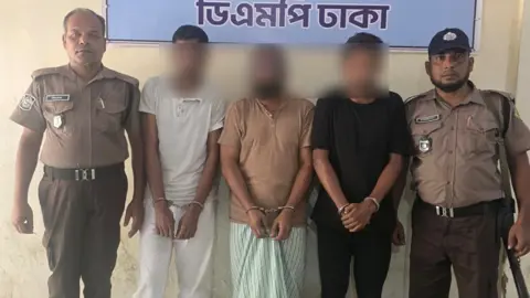 মিরপুরে চাঁদাবাজি ও কিশোর গ্যাং পরিচালনার অভিযোগে ফোর স্টার গ্রুপের তিন সদস্য গ্রেপ্তার