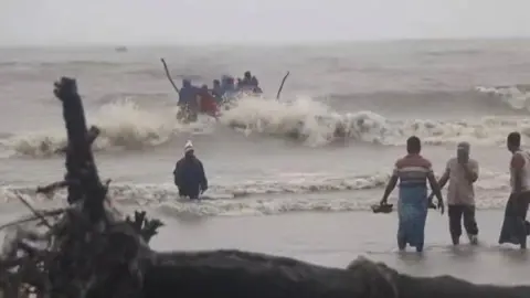 কর্ণফুলী নদীতে ট্রলারডুবি, হাতিয়ার দুই জেলে নিখোঁজ