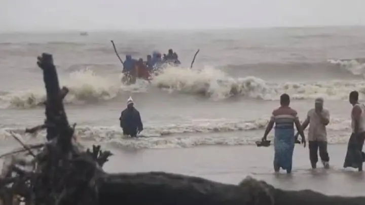 কর্ণফুলী নদীতে ট্রলারডুবি, হাতিয়ার দুই জেলে নিখোঁজ