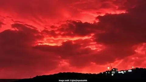 হঠাৎ রক্তলাল ভারতের ছত্তিশগড়ের আকাশ, কারণ কী
