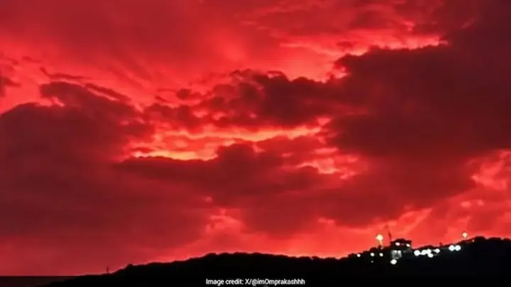 হঠাৎ রক্তলাল ভারতের ছত্তিশগড়ের আকাশ, কারণ কী