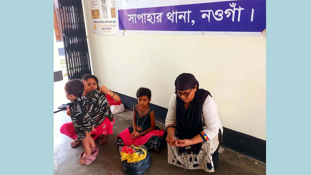 সাপাহার সীমান্তে শিশুসহ চারজনকে পুশইন