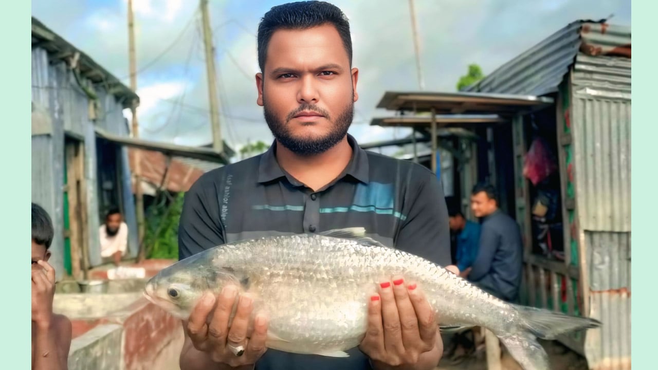 ভোলায় ধরা পড়লো তিন কেজির রাজা ইলিশ
