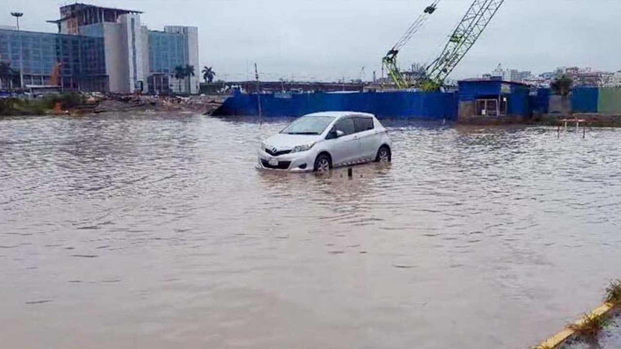 টানা বৃষ্টিতে শাহজালাল বিমানবন্দর এলাকায় হাঁটু পানি