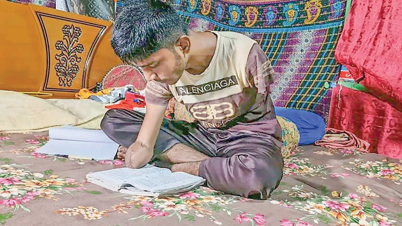 মুখ দিয়ে লিখে দাখিল জয় রিয়াদের