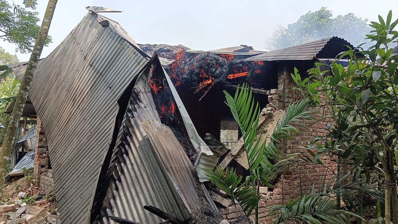 নিয়ামতপুরে চার খুনের ঘটনায় অভিযুক্তের বাড়িতে আগুন