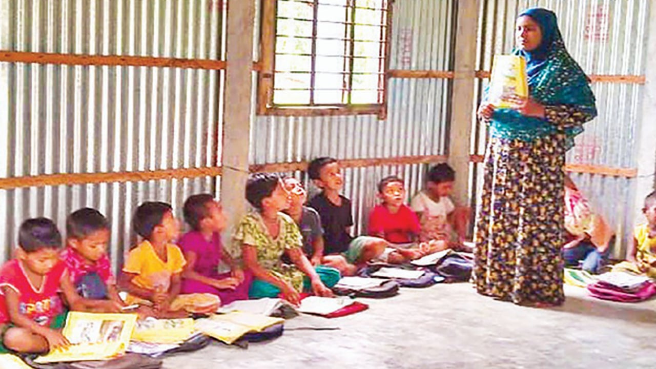 খোলা আকাশের নিচে পড়াশোনা করা সেই শিশুরা পেল ক্লাসরুম