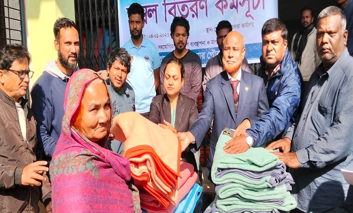 ডোমার পৌরসভা চত্বরে শীতবস্ত্র বিতরণ