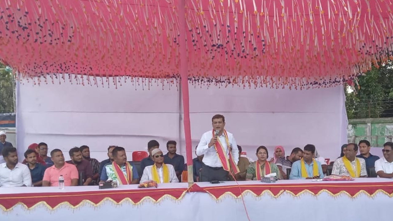 ক্রিকেট টুর্নামেন্টে সরকারি কর্মকর্তার পাশের চেয়ারে আ.লীগ নেতা