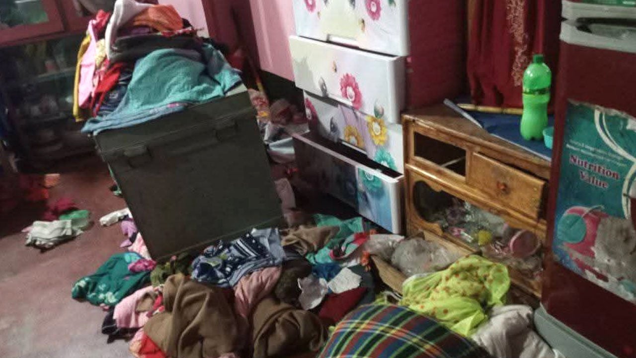 গলায় চাপাতি ঠেকিয়ে ব্যবসায়ীর বাড়িতে ডাকাতি