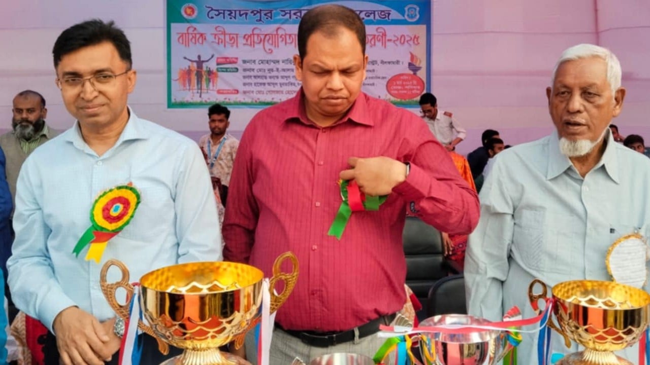 আ.লীগ নেতার সঙ্গে একই মঞ্চে ডিসি-ইউএনও