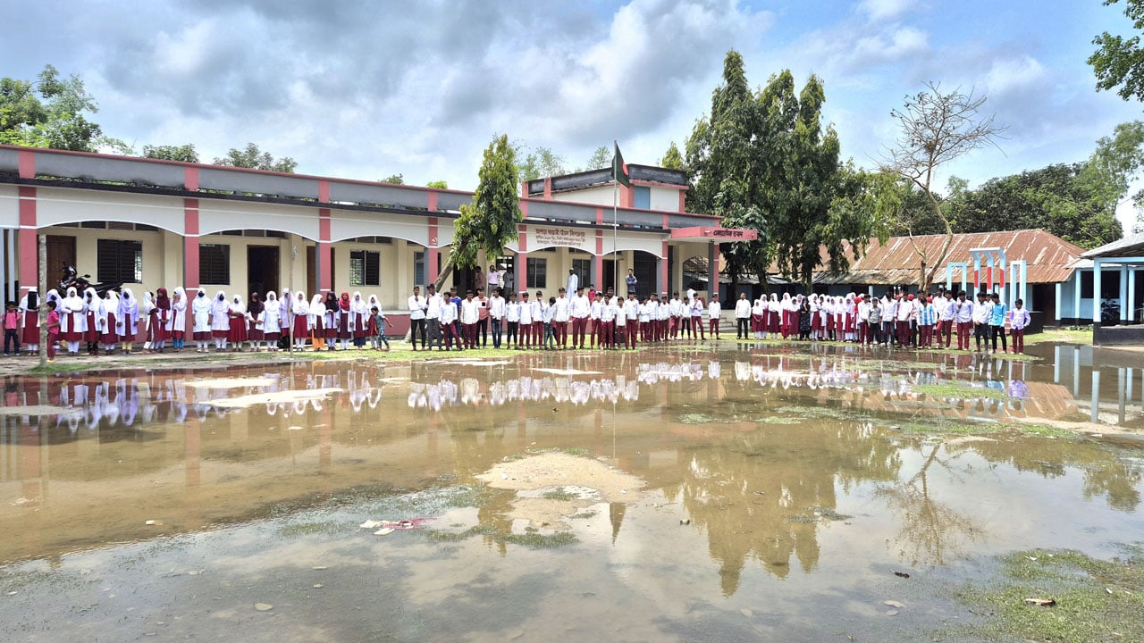 ক্লাস বর্জন করে শিক্ষার্থীদের মাঠ সংস্কারের দাবি