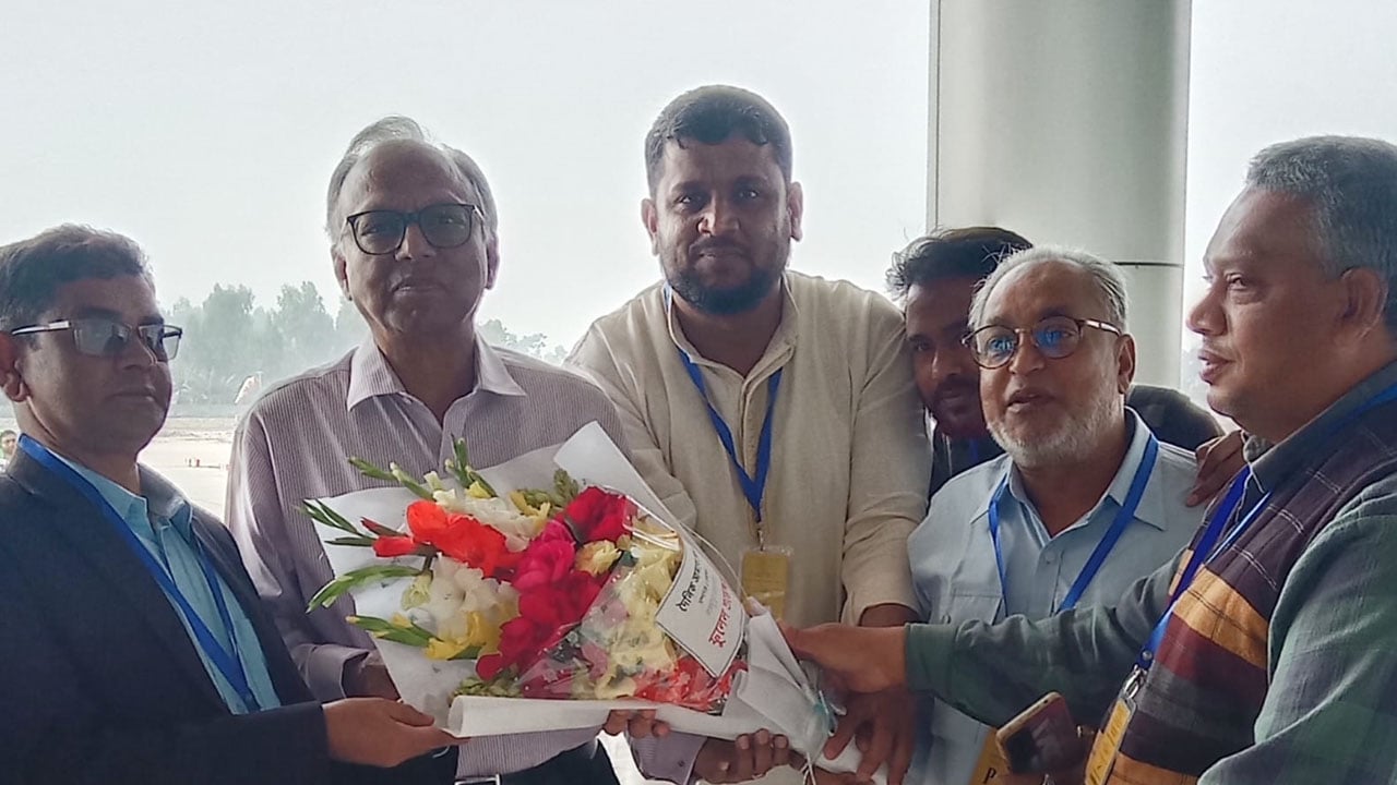 সৈয়দপুর বিমানবন্দরে ফুলেল শুভেচ্ছায় সিক্ত মাহমুদুর রহমান
