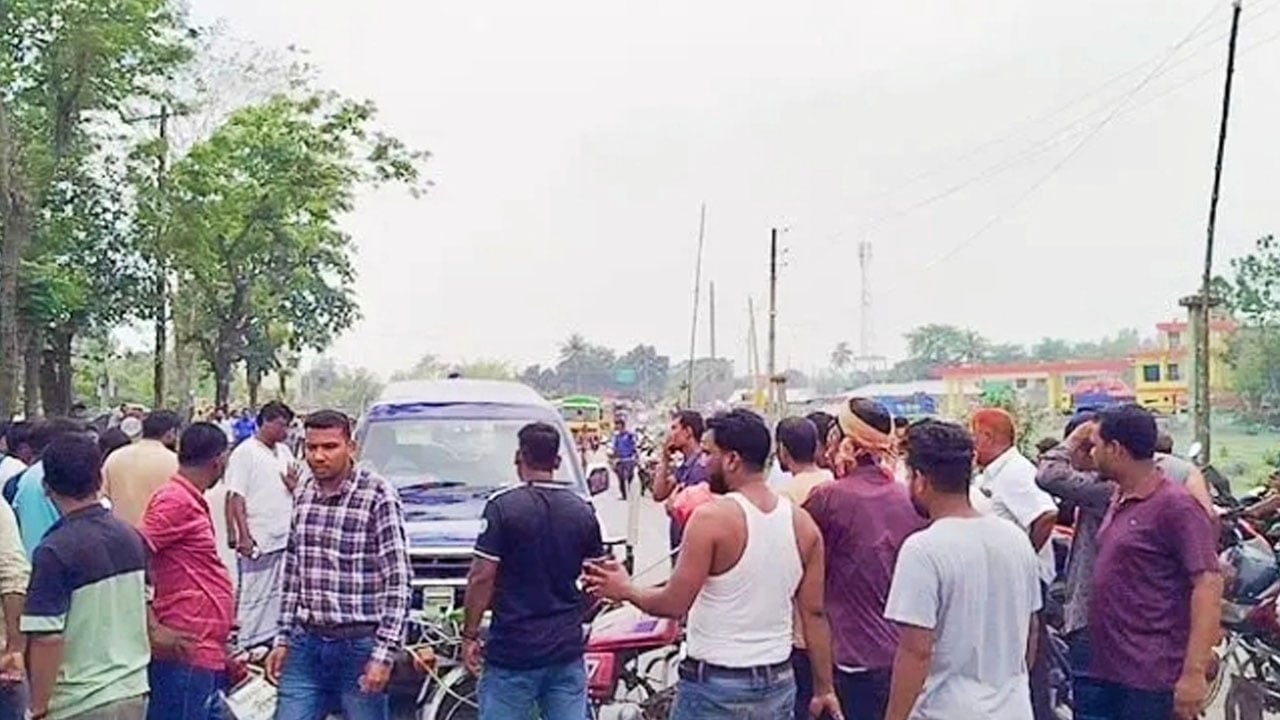 তেল সংকটে মোটরসাইকেল চালকদের মহাসড়ক অবরোধ