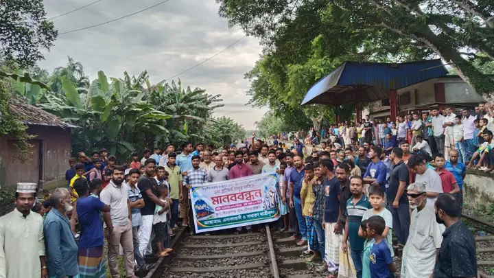 নীলফামারীতে ৫ ঘণ্টা পর রেলপথ অবরোধ প্রত্যাহার