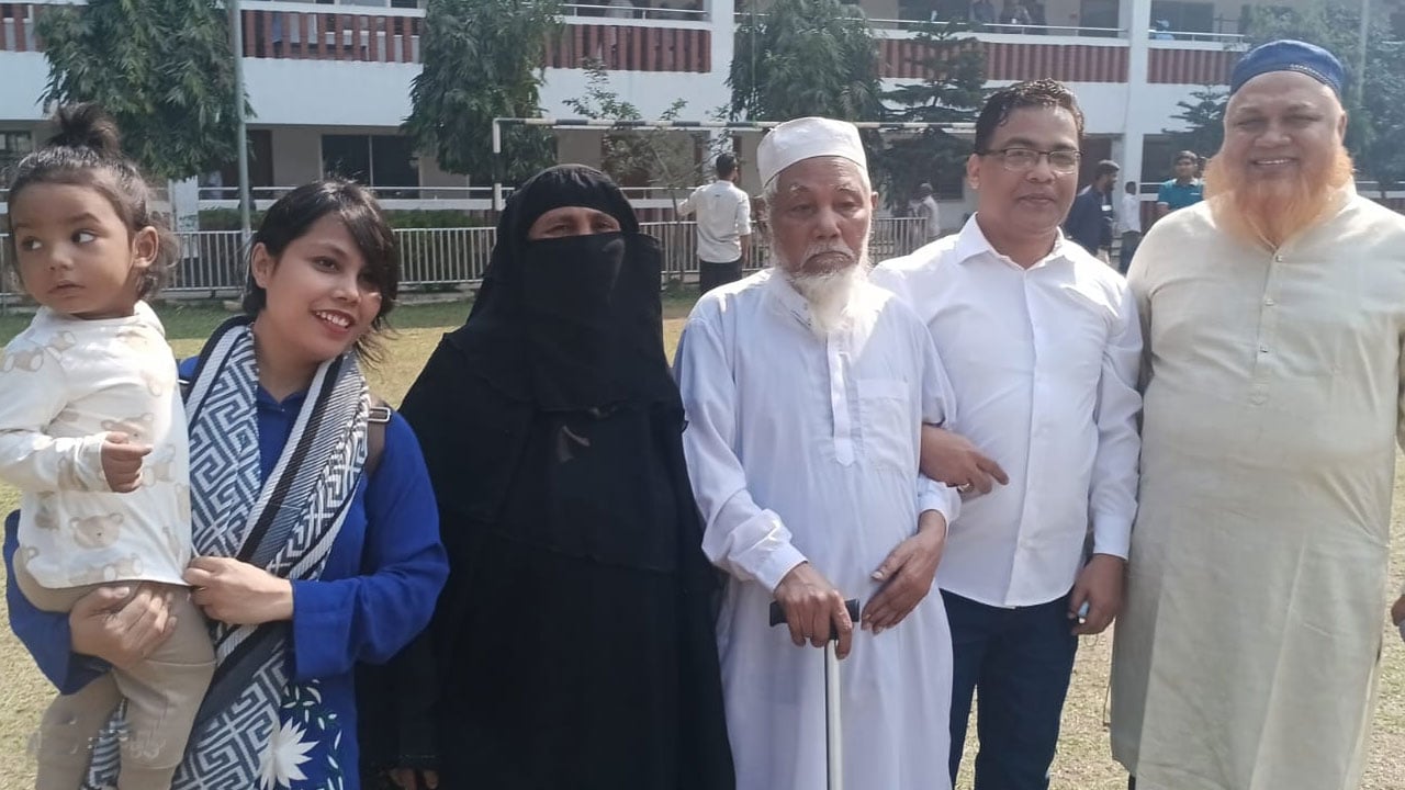 ৭২ বছরের পেয়ারা বেগম ভোট দিলেন নেকাব খুলে, তবুও মুখে তৃপ্তির হাসি