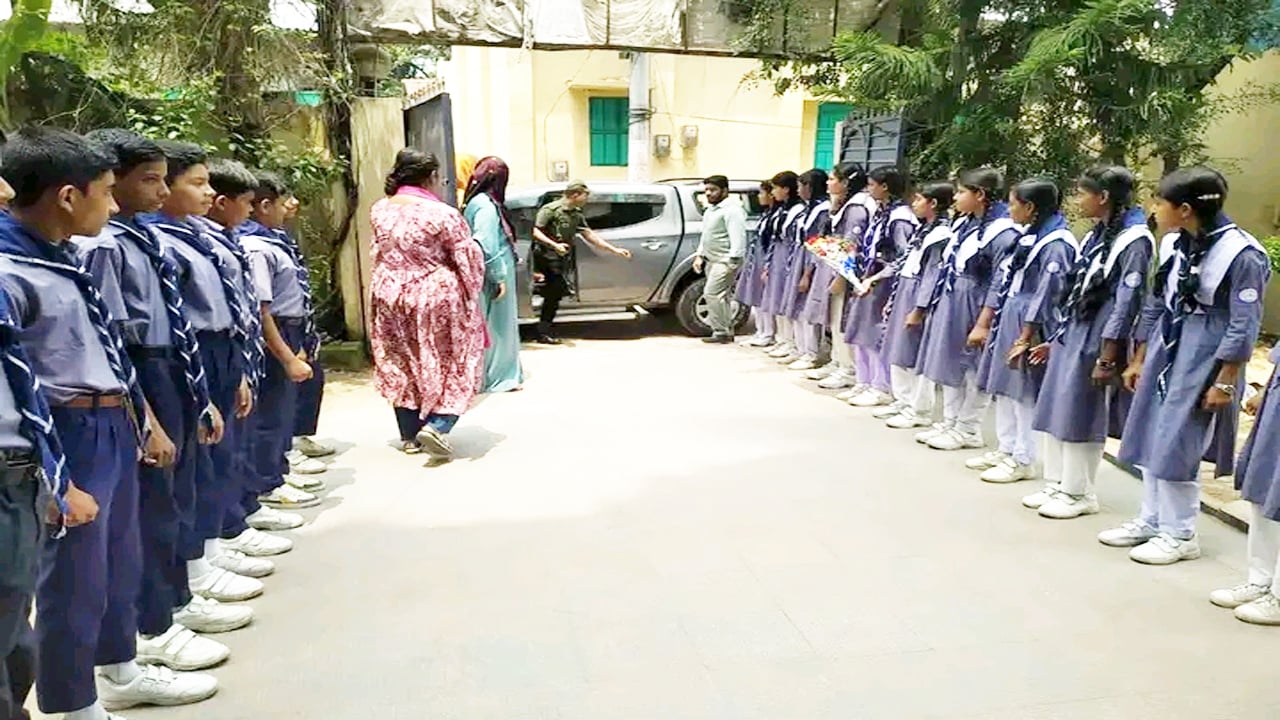 শিক্ষার্থীদের সড়কে দাঁড় করিয়ে ইউএনওকে ফুলেল শুভেচ্ছা