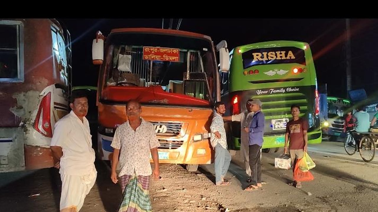 চাঁদাবাজির প্রতিবাদে ৪ ঘণ্টা সড়ক অবরোধ