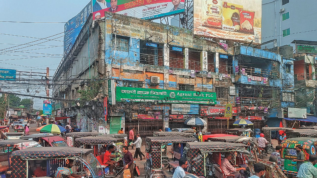 নামমাত্র ভাড়ায় চলছে দোকান, রাজস্ববঞ্চিত পৌরসভা