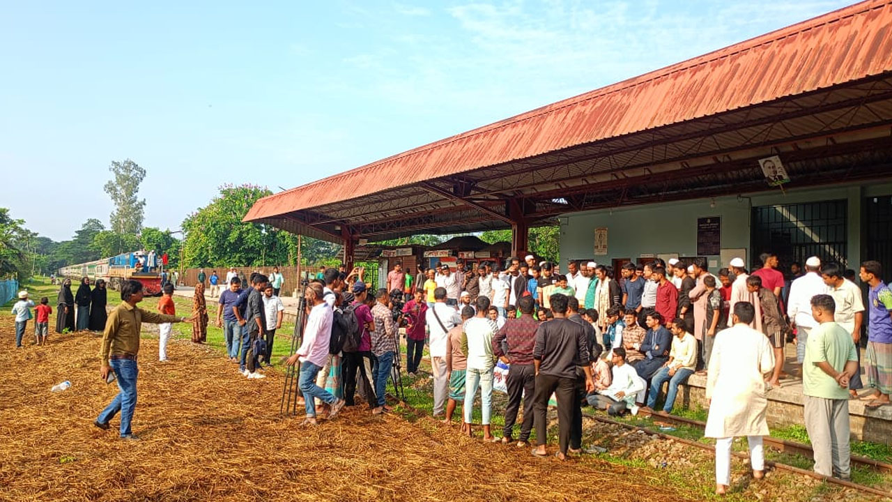 নোয়াখালীতে ‘সুবর্ণচর এক্সপ্রেস’ চালুর দাবিতে রেলপথ অবরোধ