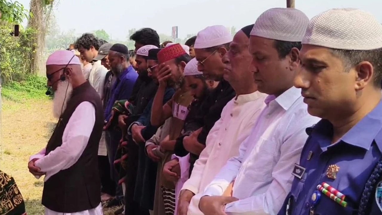 জানাজা শেষে জয়নুল আবেদীন ফারুকের স্ত্রীর দাফন সম্পন্ন