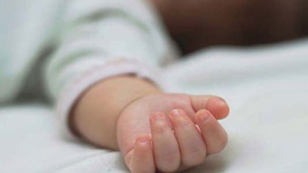 ফুটপাতে ওষুধের কার্টুনে নবজাতকের লাশ