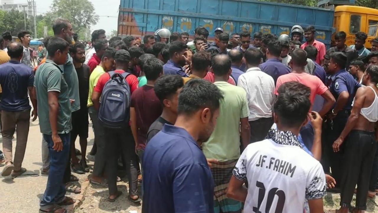 বাসের ধাক্কায় অটোরিকশা যাত্রী নিহত, সড়ক অবরোধ