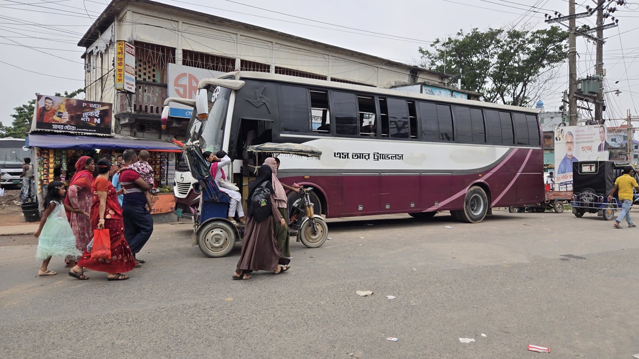 আট ঘণ্টা পর নওগাঁ থেকে দূরপাল্লার বাস চলাচল শুরু