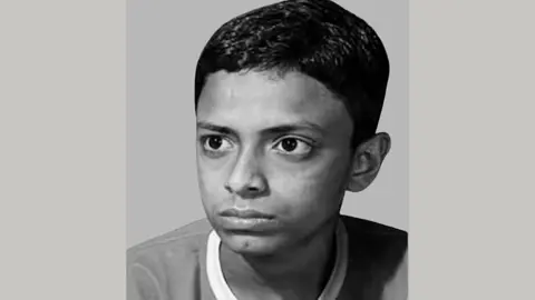 নরসিংদীতে নৌকা বাইচ দেখতে গিয়ে পানিতে ডুবে শিশুর মৃত্যু